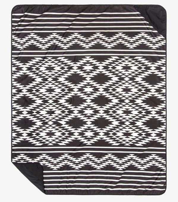 Slowtide Maze Quick-Dry Park Blanket- Black and White